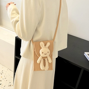 Petit sac bandoulière tricoté main marron avec adorable lapin en peluche décoratif
