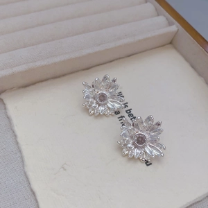 Daisy flower earrings in 18K gold plated silver with pink cubic zirconia stone
