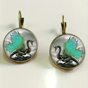 Dettaglio degli orecchini a drago in bronzo con cabochon in vetro a tema fantasy
