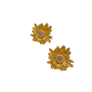 Daisy shaped 18K gold plated earrings with sparkling zircon centers in floral style
