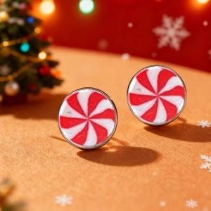 Weihnachtliche Pfefferminz-Ohrringe mit rot-weißem Wirbelmuster auf Silberbasis