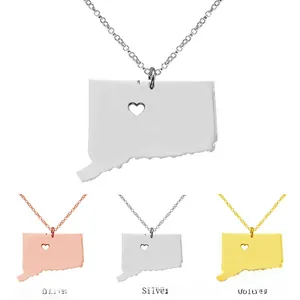 Dettaglio della collana mappa del Connecticut con cuore ritagliato in oro, argento, oro rosa