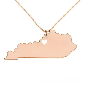 Dettaglio della collana con mappa del Kentucky in oro rosa e cuore traforato