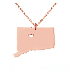 Collana in oro rosa con mappa del Connecticut e cuore traforato su una catena sottile