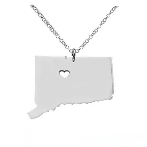 Dettaglio della collana con ciondolo mappa del Connecticut in argento con cuore traforato