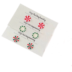Drei Paar Pfefferminz-Zuckerstangen-Ohrringe auf weißen Karten als Weihnachtsgeschenk