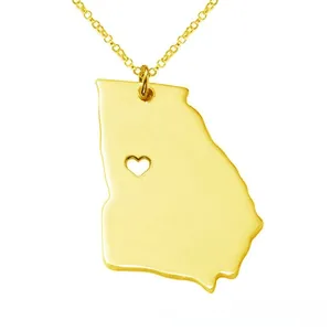 Dettaglio della collana mappa della Georgia con ritaglio a cuore in oro lucido
