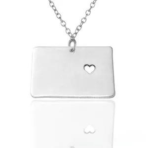 Vue détaillée du pendentif rectangulaire argenté avec cœur évidé sur le collier Nebraska