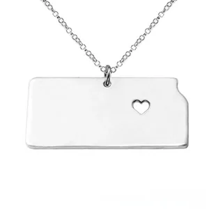 Détail du pendentif carte de l'État du Kansas rectangulaire avec découpe de cœur en argent