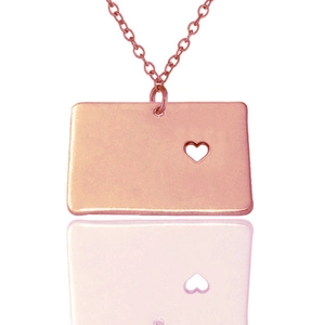 Collier carte du Wyoming en or rose avec pendentif rectangulaire et découpe de cœur