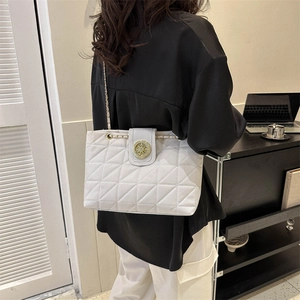Borsa tote grigio chiaro trapuntata con catena dorata e fibbia vintage sul modello