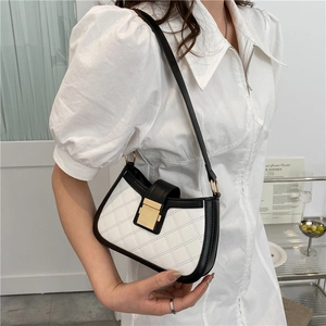 Sac à bandoulière matelassé noir et blanc pour femme avec boucle dorée élégante