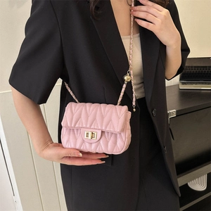 Mini sac à bandoulière rose matelassé avec chaîne dorée et fermoir pivotant