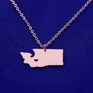 Collier minimaliste en acier inoxydable avec pendentif carte de Washington et cœur