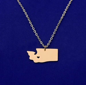 Collier en acier doré avec pendentif carte de l'État de Washington et cœur ajouré