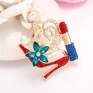 Modische goldene Brosche mit roten High Heels, Rosen und Lippenstift mit bunten Strasssteinen