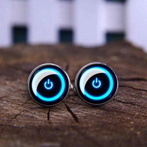 Boutons de manchette pour hommes avec icône d'alimentation bleue sur fond en bois