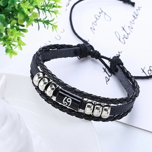 Detail van handgeweven zwart leren Cancer sterrenbeeld armband met verstelbaar koord