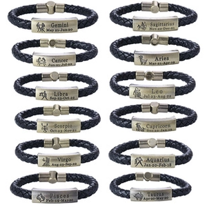 Gedetailleerd overzicht van 12 gevlochten leren armbanden met gegraveerde tekens