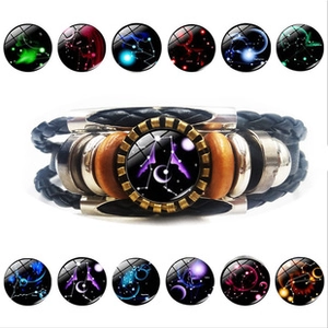 Detailoverzicht van gelaagde leren armband met sterrenbeelden en sterpatronen