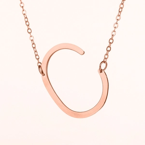 Collar de acero inoxidable en oro rosa con un colgante de letra C estilo minimalista