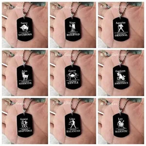 Macro detail van sterrenbeeld dog tag hangers met gegraveerde roestvrijstalen bedeltjes