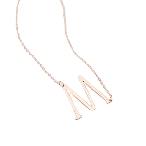 Collar minimalista con colgante de letra M en oro rosa y cadena de acero inoxidable