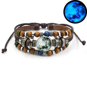 Detail van Boheemse gevlochten armband met een lichtgevende maansteen hanger