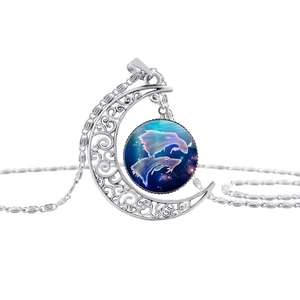 Detail van zilveren maan hanger met Vissen sterrenbeeld en elegante watergolf ketting