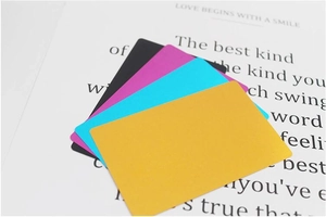 Détail de cartes de portefeuille colorées aux coins arrondis en jaune bleu et noir