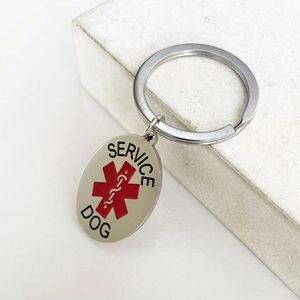Detalle de la placa de perro de servicio de acero con símbolo Star of Life rojo