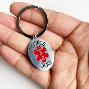 Detalle del llavero de acero cepillado con Estrella de la Vida roja y Service Dog grabado