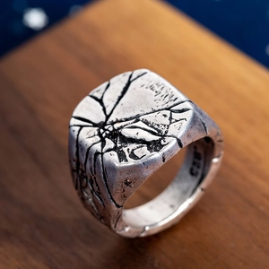Bague vintage style industriel avec design craquelé en argent antique sur support