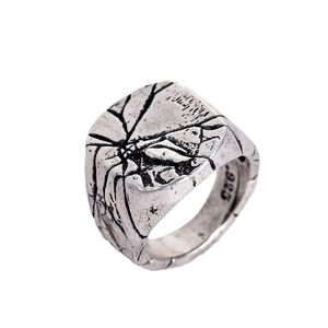 Bague chevalière punk vintage en argent avec texture fissurée et poinçon 925