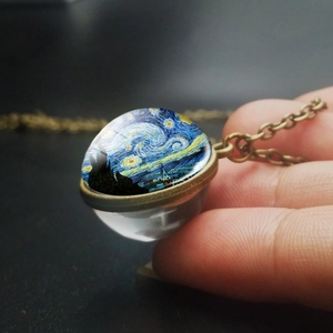 Nahaufnahme von Van Gogh Sternennacht Glaskugel Anhänger mit Bronze Halskette