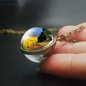 Nahaufnahme des Van Gogh Café-Terrasse Glas-Anhängers mit bronzefarbener Kette im Vintage-Stil