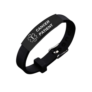 Gros plan du bracelet d'alerte médicale en silicone noir avec gravure Cancer Patient
