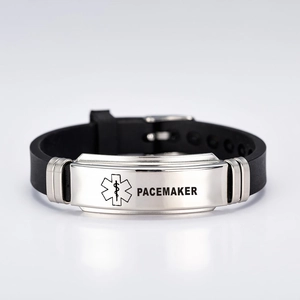 Détail du bracelet d'alerte médicale Pacemaker en silicone noir et acier inoxydable