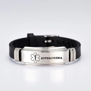 Détail du bracelet médical avec gravure HYPOGLYCEMIA et bracelet en silicone noir