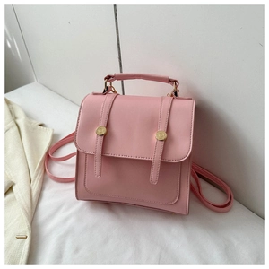 Détail du sac polyvalent rose avec ferrures dorées et bretelles réglables