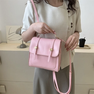 Sac à main rose structuré en similicuir avec boucles dorées et bandoulière amovible