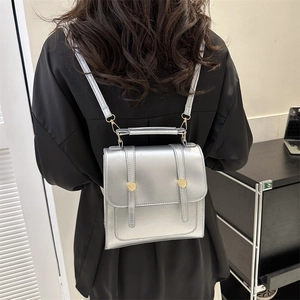 Sac à dos carré argenté métallisé pour femme avec poignée supérieure et boucles d'or
