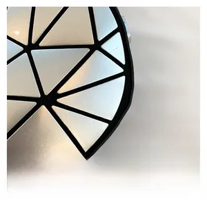 Dettaglio della texture geometrica a triangoli argento sulla borsa sottobraccio alla moda