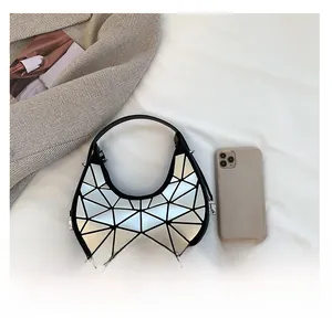 Confronto dettagliato delle dimensioni tra la borsa geometrica argento e lo smartphone