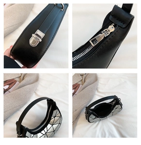 Dettaglio del motivo geometrico argento e finiture lucide sulla borsa a mezzaluna moda