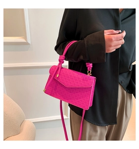 Fuchsia schoudertas met geweven patroon, geknoopte handgreep en verstelbare riem