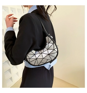 Vista laterale della borsa a mezzaluna bianca con motivo geometrico a triangolo spalla