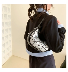 Borsa a tracolla a mezzaluna argento con patchwork a triangoli indossata da modella