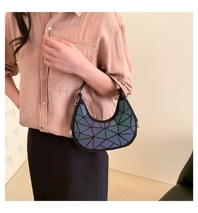 Dettaglio del motivo geometrico a triangoli sulla borsa a spalla olografica