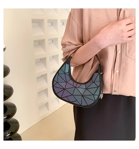 Dettaglio del motivo geometrico olografico su una borsa a spalla a mezzaluna